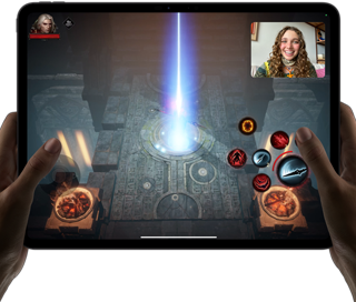 Ein iPad Pro, das ein anspruchsvolles Game zeigt, das in SharePlay gespielt wird