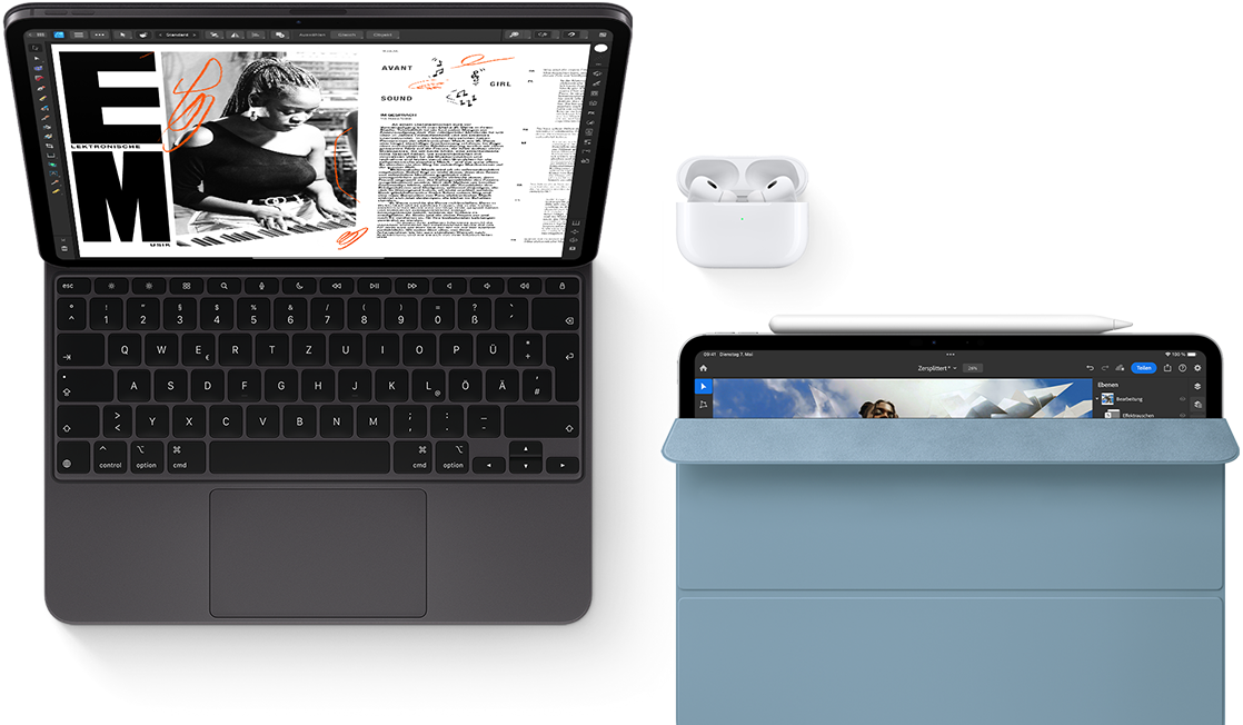 Ein iPad Pro mit Magic Keyboard, AirPods Pro. Ein weiteres iPad mit Apple Pencil und Smart Folio